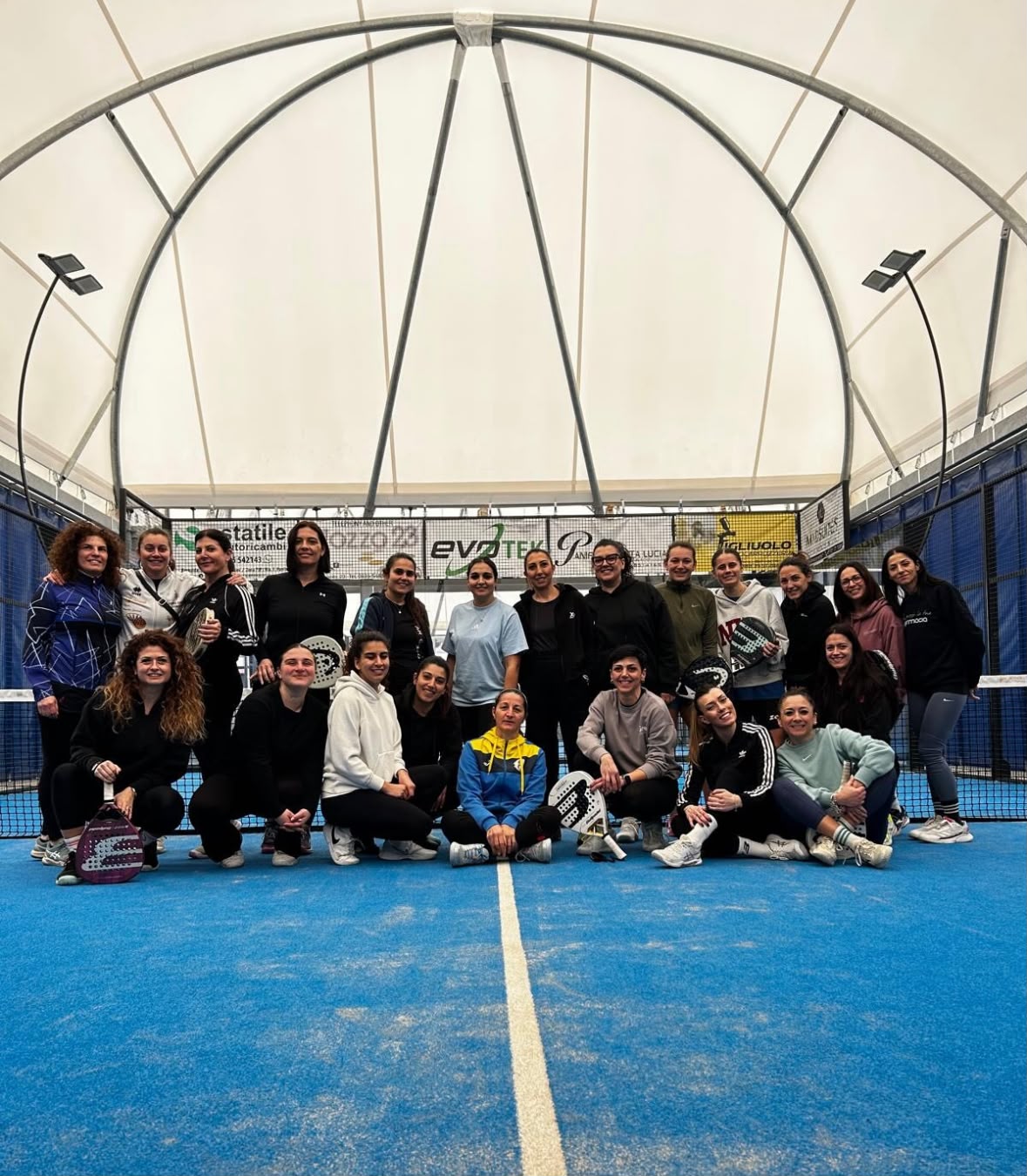 Gruppo di giocatrici sul campo del Piroda Padel Club dopo un torneo