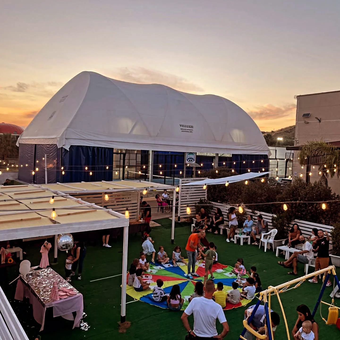 Area eventi e campo coperto del Piroda Padel Club al tramonto