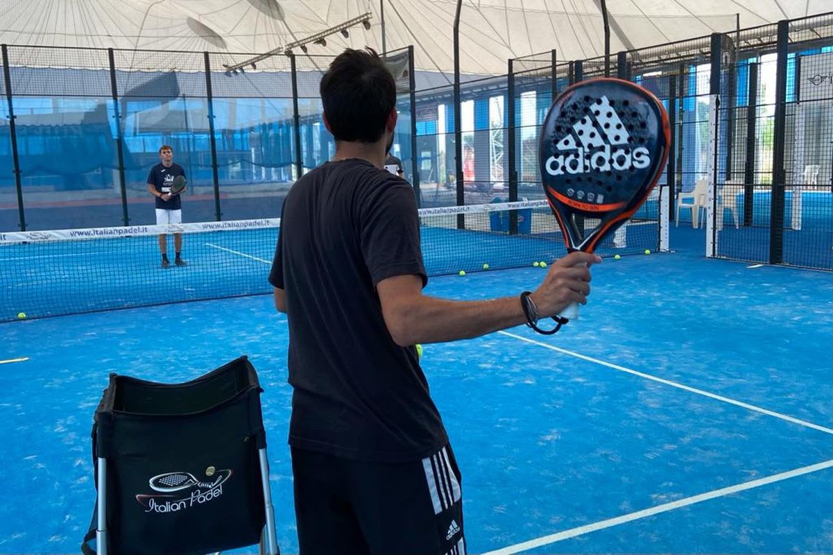 Lezione di padel al Piroda: istruttore e allievo con racchetta in campo